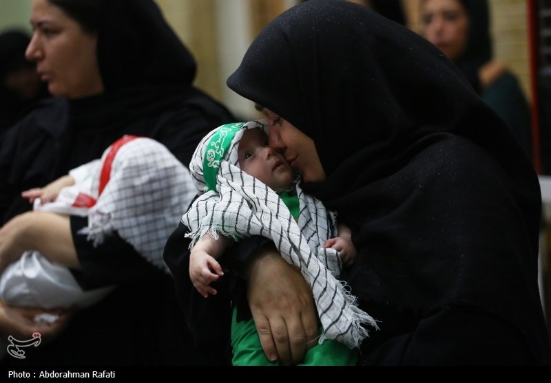 همزمان با فرارسیدن نخستین جمعه ماه محرم ۲۲ تير ۱۴۰۳ ، مراسم شیرخوارگان حسینی با حضور مادران و نوزادان در سراسر مصلاها‌ و مساجد جامع سراسر کشور برگزار شد.