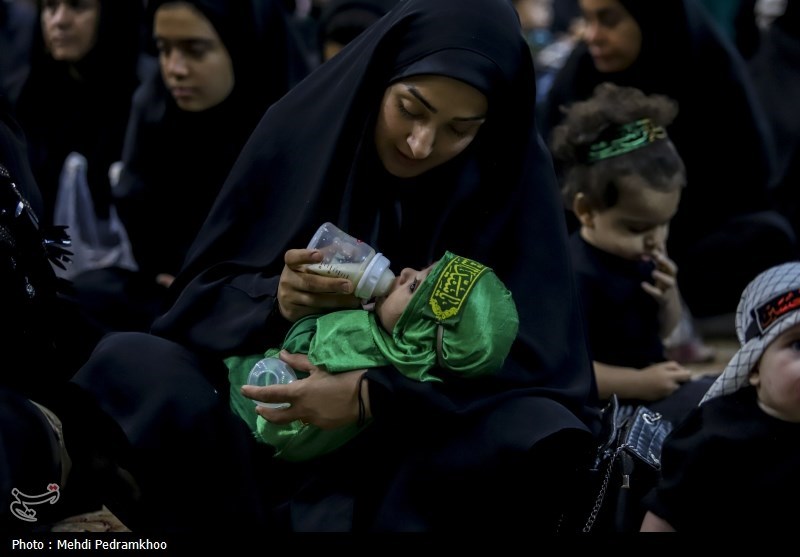 همزمان با فرارسیدن نخستین جمعه ماه محرم ۲۲ تير ۱۴۰۳ ، مراسم شیرخوارگان حسینی با حضور مادران و نوزادان در سراسر مصلاها‌ و مساجد جامع سراسر کشور برگزار شد.