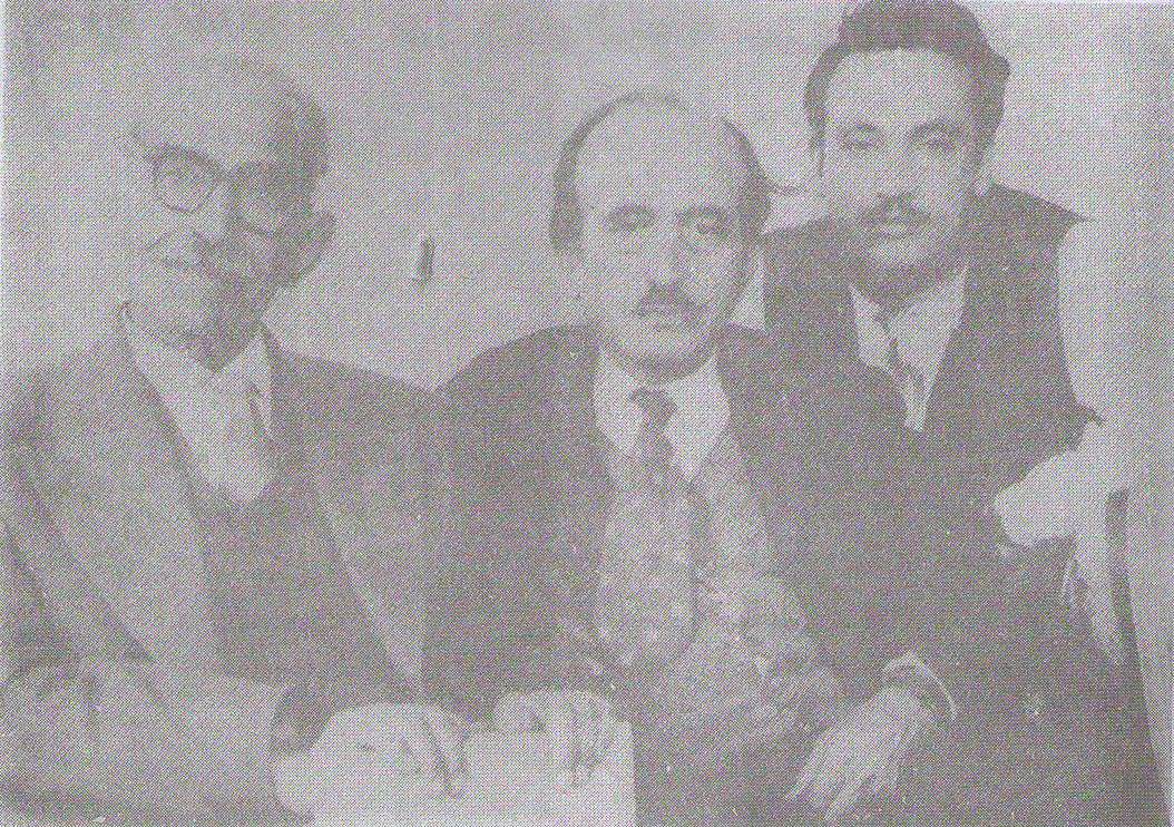 عکس برگرفته از کتاب ایران نمی‌میرد تالیف محمود سنجابی تربتی و سیاوش مرشدی، استاد تربتی در وسط نشسته است.