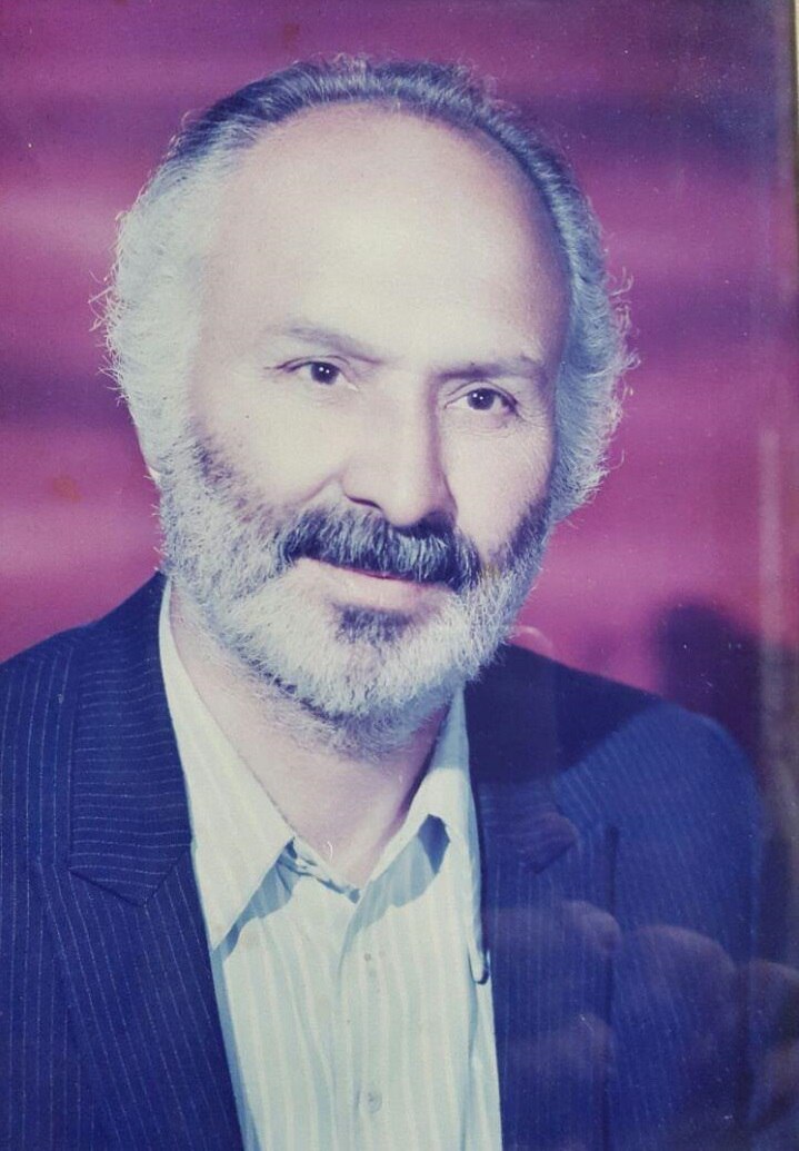  ضمن تشکر فراوان، عکس شاعر به لطف مهندس علی مهدی زاده به دستم رسیده است. غلامعلی مهدی زاده