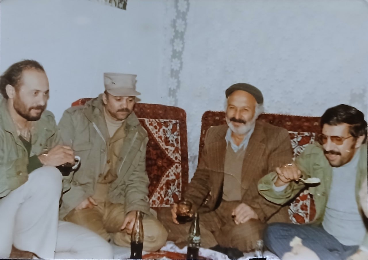 چند تن از پیشکسوتان انجمن قطب در یک قاب، سال‌های آغازین دهه‌ی شصت، در حاشیه‌ی شب شعری در خواف  حسن رزرمجو غلامعلی مهدی زاده سیدعلی اکبر ضیایی اسفندیار جهانشیری