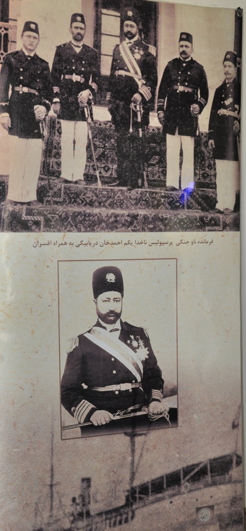 فرمانده ناو جنگی پرسپولیس ناخدا یکم احمد خان دریابیگی به همراه افسران 
